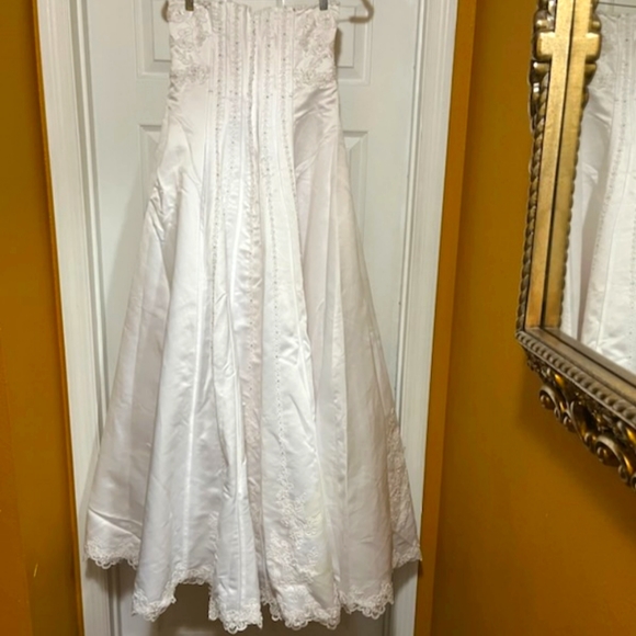 Beautiful Wedding Dress - Picture 2 of 7